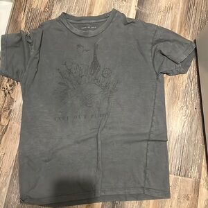 Cute graphic tee from American eagle size small. Says “Save our planet”